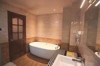 Nobles Living Castle Hotel Лиджанг Екстериор снимка