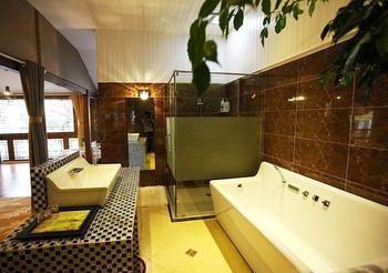 Nobles Living Castle Hotel Лиджанг Екстериор снимка