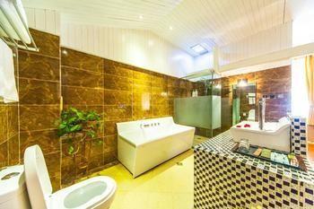 Nobles Living Castle Hotel Лиджанг Екстериор снимка